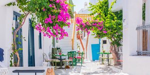 τραπεζακια σε σοκάκι