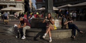 τρεις καθονται σε μνημειο 