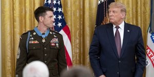 Ο Ντόναλντ Τραμπ σε τελετή παρασημοφόρησης του αρχιλοχία Τόμας Π. Πέιν το 2020 στον Λευκό Οίκο