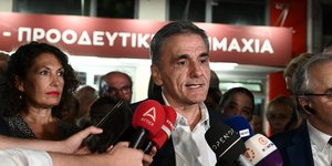 Ο Ευκλείδης Τσακαλώτος (αριστερά η Αννέτα Καββαδία) το βράδυ των εκλογών στον ΣΥΡΙΖΑ