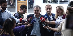 Ο Ευκλείδης Τσακαλώτος κάνει δηλώσεις μετά την συνάντηση με Κασσελάκη