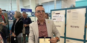 O Γιώργος Τσεκούρας με τιμητική πλακέτα