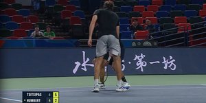 Διακοπή στον αγώνα του Στέφανου Τσιτσιπά στη Σανγκάη για... απρόσκλητο επισκέπτη