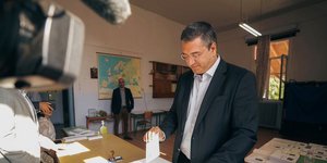 Ο Απόστολος Τζιτζικώστας ασκεί το εκλογικό του δικαίωμα