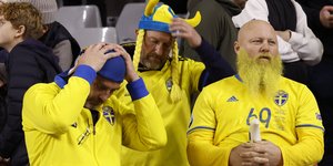 Σουηδοί φίλαθλοι στο Βέλγιο-Σουηδία, ματς το οποίο αναβλήθηκε λόγω δολοφονίας δύο Σουηδών