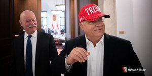 Ο Ούγγρος πρωθυπουργός Βίκτορ Όρμπαν με καπέλο που του χάρισε ο Ντόναλντ Τραμπ