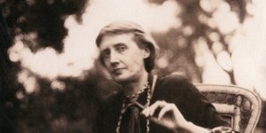 η Βιρτζίνια Γουλφ σε καρέκλα