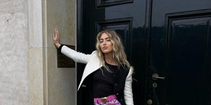 γυναίκα με μίνι φούστα και καλσόν