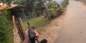 Ένοπλος της Χαμάς τη στιγμή που εισβάλει σε κιμπούτς