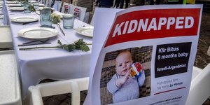 Ένα τραπέζι με περίπου 200 άδειες καρέκλες για τους ομήρους της Χαμάς έχει στηθεί μπροστά από το δημαρχείο της Φρανκφούρτης, Γερμανία