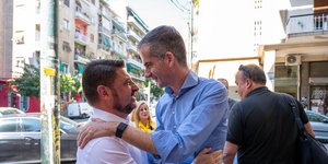 Νίκος Χαρδαλιάς: Βόλτα με τον Κώστα Μπακογιάννη στο Κουκάκι