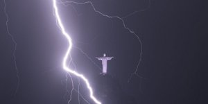 Ο Χριστός στο Ρίο την ώρα της καταιγίδας 