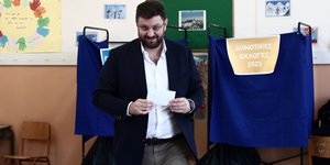 Ο υποψήφιος δήμαρχος Αθηναίων Κώστας Ζαχαριάδης ψηφίζει
