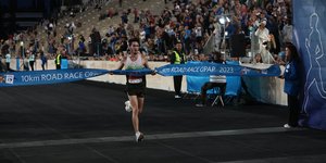 Ο Νίκος Σταμούλης τερματίζει πρώτος στα 10χλμ του 40ού Αυθεντικού Μαραθωνίου