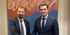 O Υπουργός Ανάπτυξης Κώστας Σκρέκας και ο Διευθύνων Σύμβουλος της «Θριάσιο Εμπορευματικό Κέντρο», Βασίλης  Μαγκλάρας