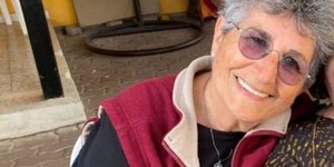 Η 72χρονη Αντίνα Μόσε ήταν μεταξύ των 13 ατόμων που απελευθέρωσε χθες η Χαμάς 