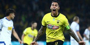 Ο Αραούχο της ΑΕΚ πανηγυρίζει το γκολ που σημείωσε κόντρα στη Λαμία