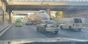  Στην ΕΚΑΜ ανήκει το αεροπλάνο που... πήγαινε ανάποδα στην Αττική Οδό 