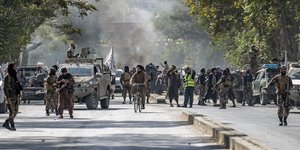 Στρατιώτες σε δρόμο της Καμπούλ μετά από έκρηξη