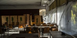 Αίθουσα με τραπέζια και καρέκλες σε Κιπούτζ