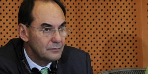 O Αλέχο Βιδάλ- Κουάρδας παρακολουθεί με ακουστικά κρεμασμένα