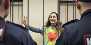 Η Αλεξάνδρα Σκολιτσένκο χαμογελά μπροστά σε αστυνομικούς