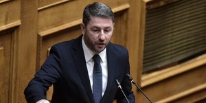 Ο πρόεδρος του ΠΑΣΟΚ, Νίκος Ανδρουλάκης στο βήμα της Βουλής