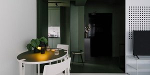 σπίτι με σκούρο πράσινο τοίχο