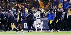 Χαρακτηριστική εικόνα από το τέλος του αγώνα Άρης-Παναθηναϊκός για τη 12η αγωνιστική της Super League