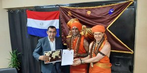 O Αρνάλντο Τσαμόρο με ινδουιστές κρατά μνημόνιο συνεργασίας