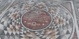 Αρχαιολόγοι ανακάλυψαν τεράστιο ψηφιδωτό με ελληνικές και λατινικές επιγραφές στην κεντρική Τουρκία