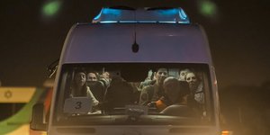 Ισραηλινοί όμηροι σε ασθενοφόρο του Ερυθρού Σταυρού