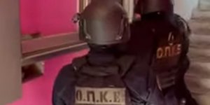 Mέλη της ΟΠΚΕ εισβάλλουν σε σπίτι