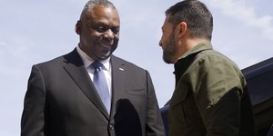 Λόιντ Οστιν, Βολοντίμιρ Ζελένσκι,