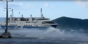 Το «Αχαιός» πάλεψε με τα κύματα στο λιμάνι της Αίγινας