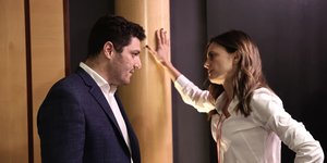 Η Έφη Αχτσιόγλου συζητά με τον Διονύση Τεμπονέρα πριν ξεκινήσει η ΚΕ του ΣΥΡΙΖΑ 