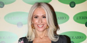 η Μαρία Μπακοδήμου με μαύρο φόρεμα