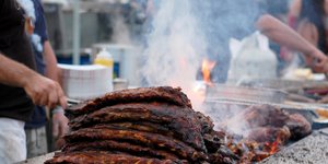 Ψήστης σε barbecue