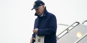 μπαιντεν κατεβαινει απο αεροπλανο 