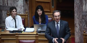 O Γιάννης Μπουγάς κατά την εισήγησή του για νομοσχέδιο του Υπ. Δικαιοσύνης στη Βουλή