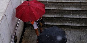 Ομπρέλες και βροχή στην Αθήνα