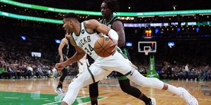 Ο Γιάννης Αντετοκούνμπο σε προσπάθειά του από το ματς των Μπακς με τους Σέλτικς