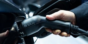 ΔΕΗ blue «Energy nights»: 20% έκπτωση για νυχτερινή φόρτιση σε επιλεγμένα σούπερ μάρκετ