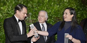 Ο Ρόμπερτ Ντε Νίρο με τον Λεονάρντο Ντι Κάπριο και την Lily Gladstone