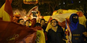 Διαδηλωτές κρατούν ένα πανό που γράφει: «Η Ισπανία δεν είναι προς πώληση»