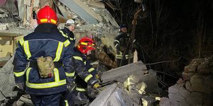 Διασώστες στα συντρίμμια της πολυκατοικίας