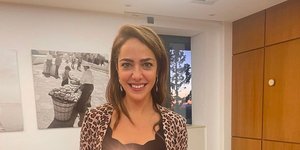 Η Δόμνα Μιχαηλίδου με λεοπάρ και τούρτα