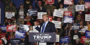 Ο πρώην πρόεδρος των ΗΠΑ, Ντόναλντ Τραμπ σε προεκλογική ομιλία του στο Νιου Χάμσαϊρ το Σάββατο 11 Νοεμβρίου 2023 