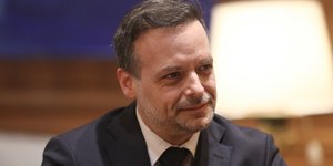 Χάρης Δούκας με κοστουμι