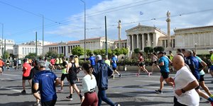 Δρομείς στο κέντρο της Αθήνας για τον μαραθώνιο